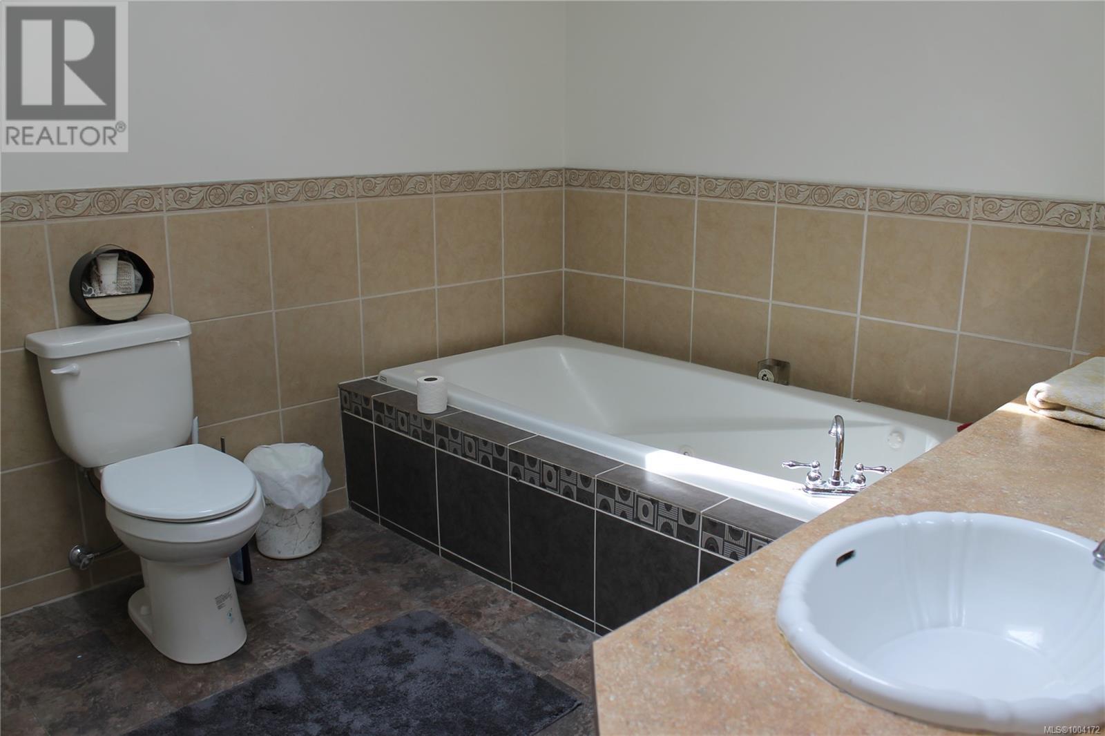 Photo 3 of 6160 Lakeview Dr, Duncan BC