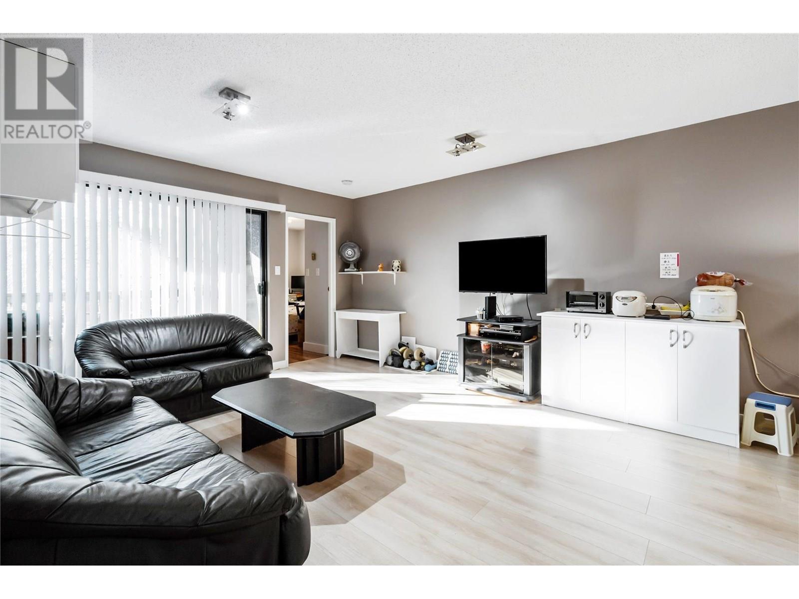 Photo 4 of 107 836 Twelfth Street, New Westminster BC