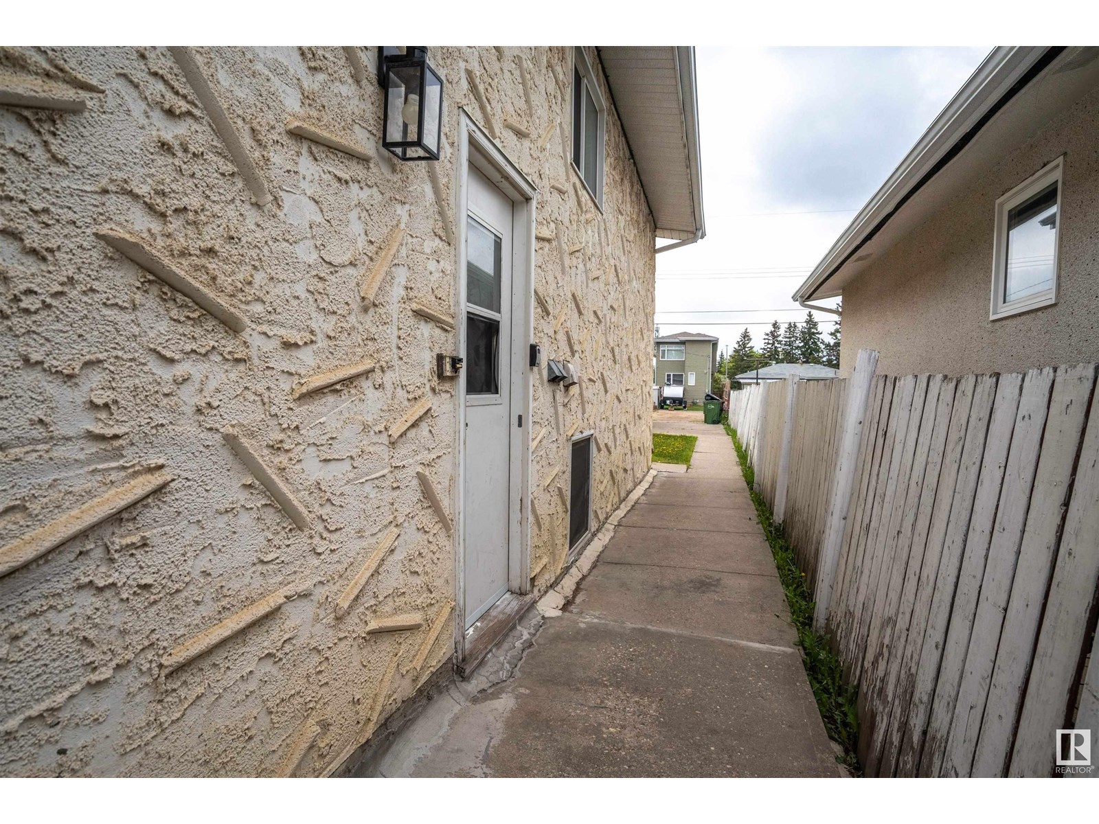 Photo 10 of 10633 152 St Nw, Edmonton AB