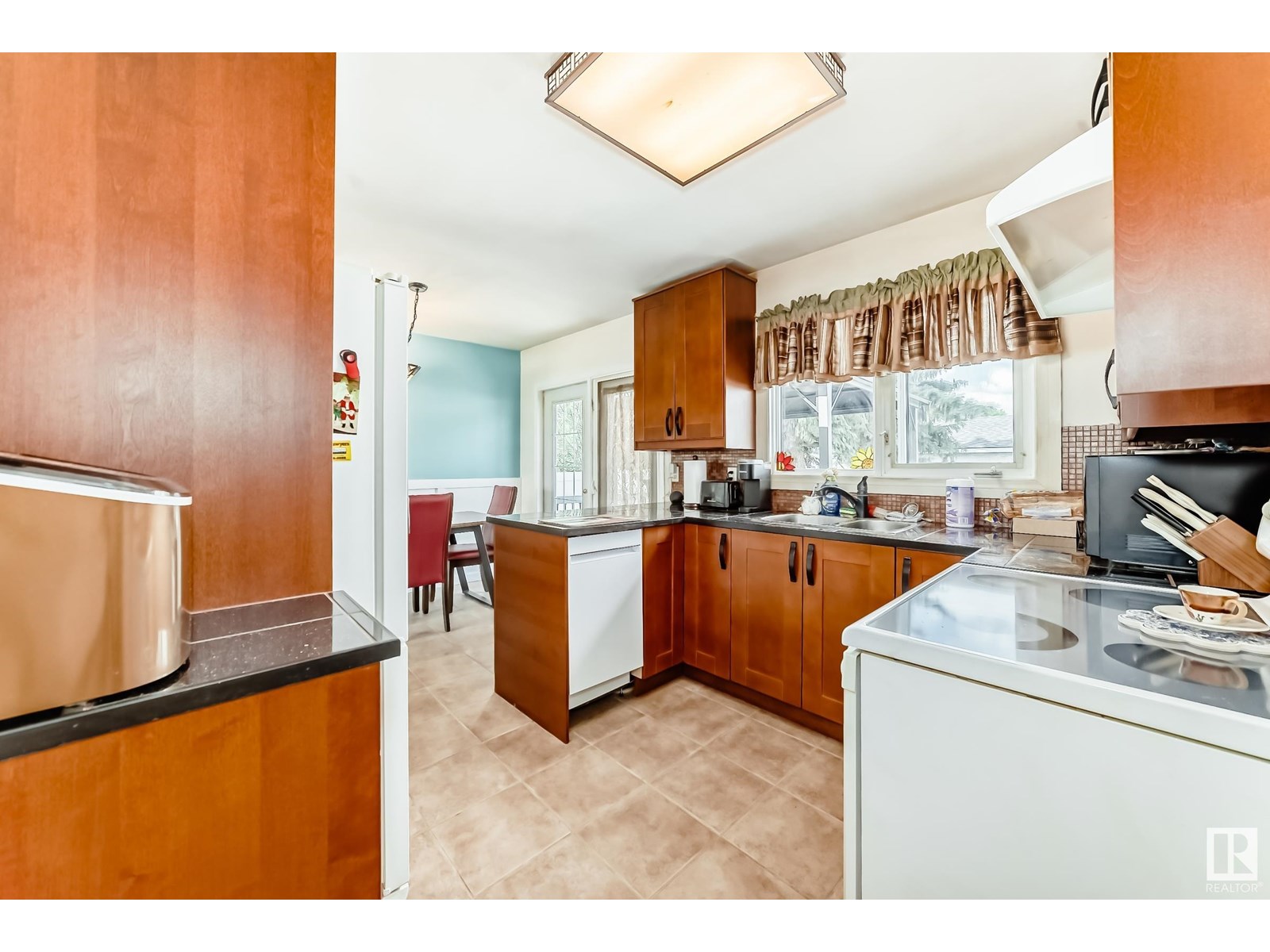 Photo 24 of 6308 144 A Av Nw, Edmonton AB