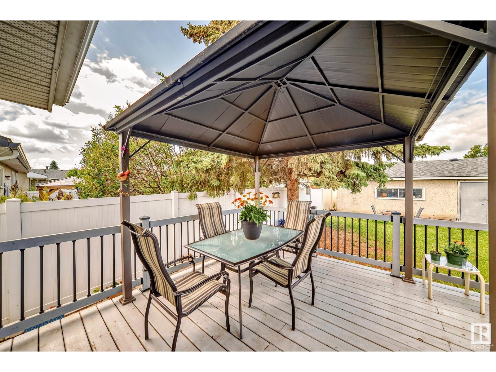 Photo 9 of 6308 144 A Av Nw, Edmonton AB