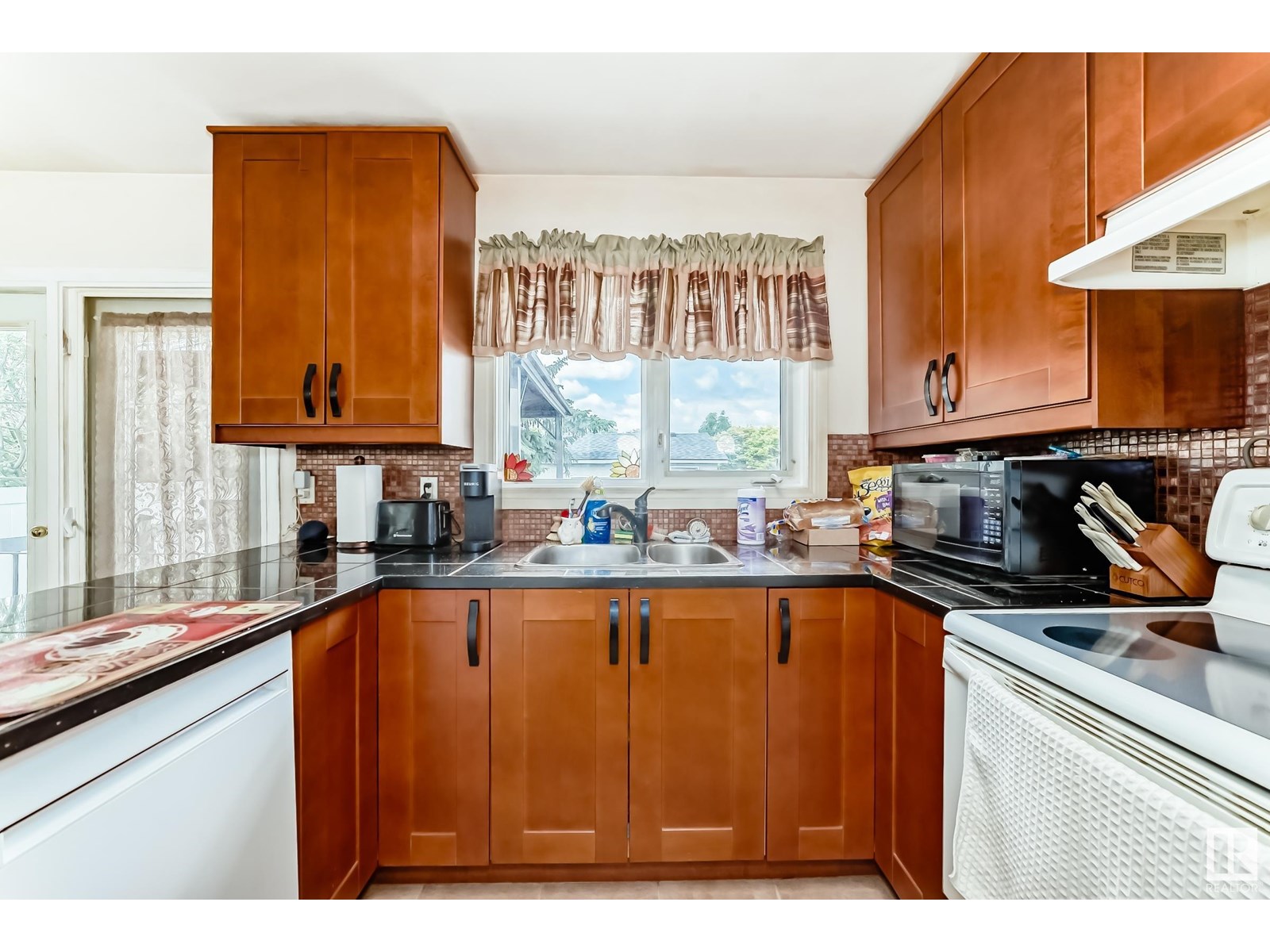 Photo 27 of 6308 144 A Av Nw, Edmonton AB