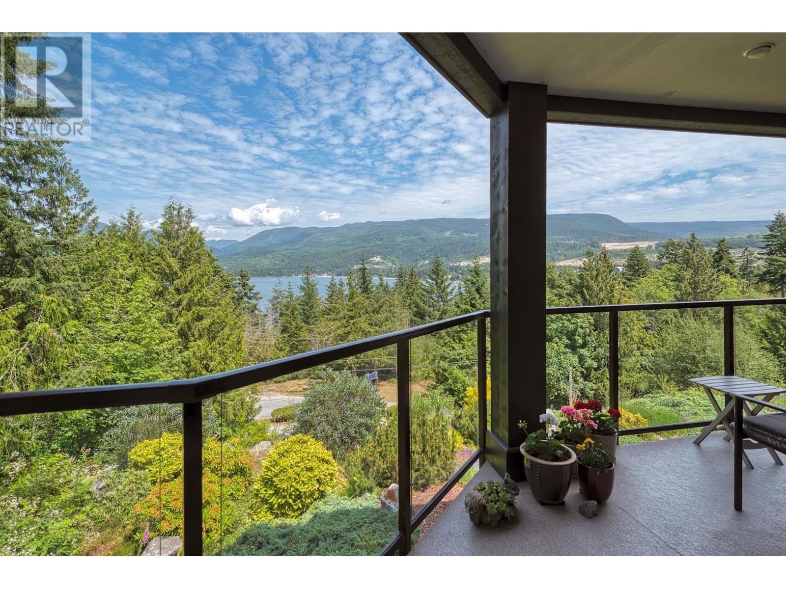W201 5780 TRAIL AVENUE, Sechelt