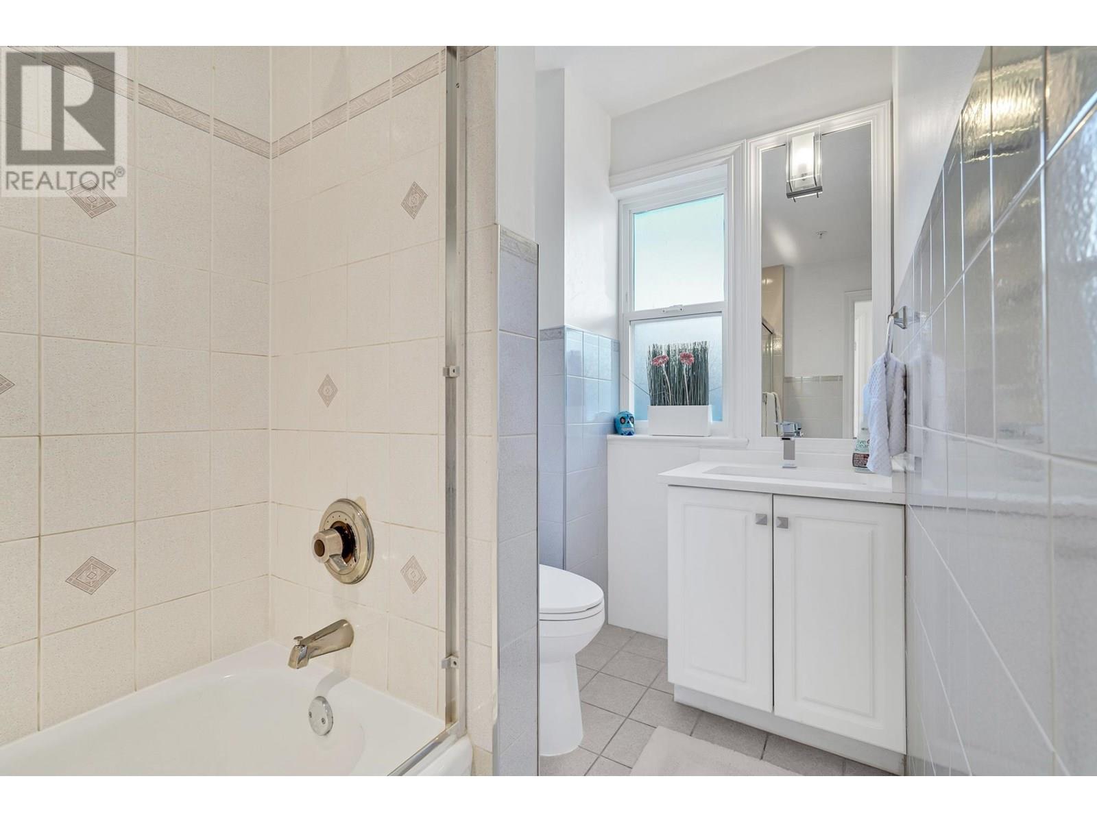 Photo 8 of 4218 W 10th Avenue, Vancouver BC