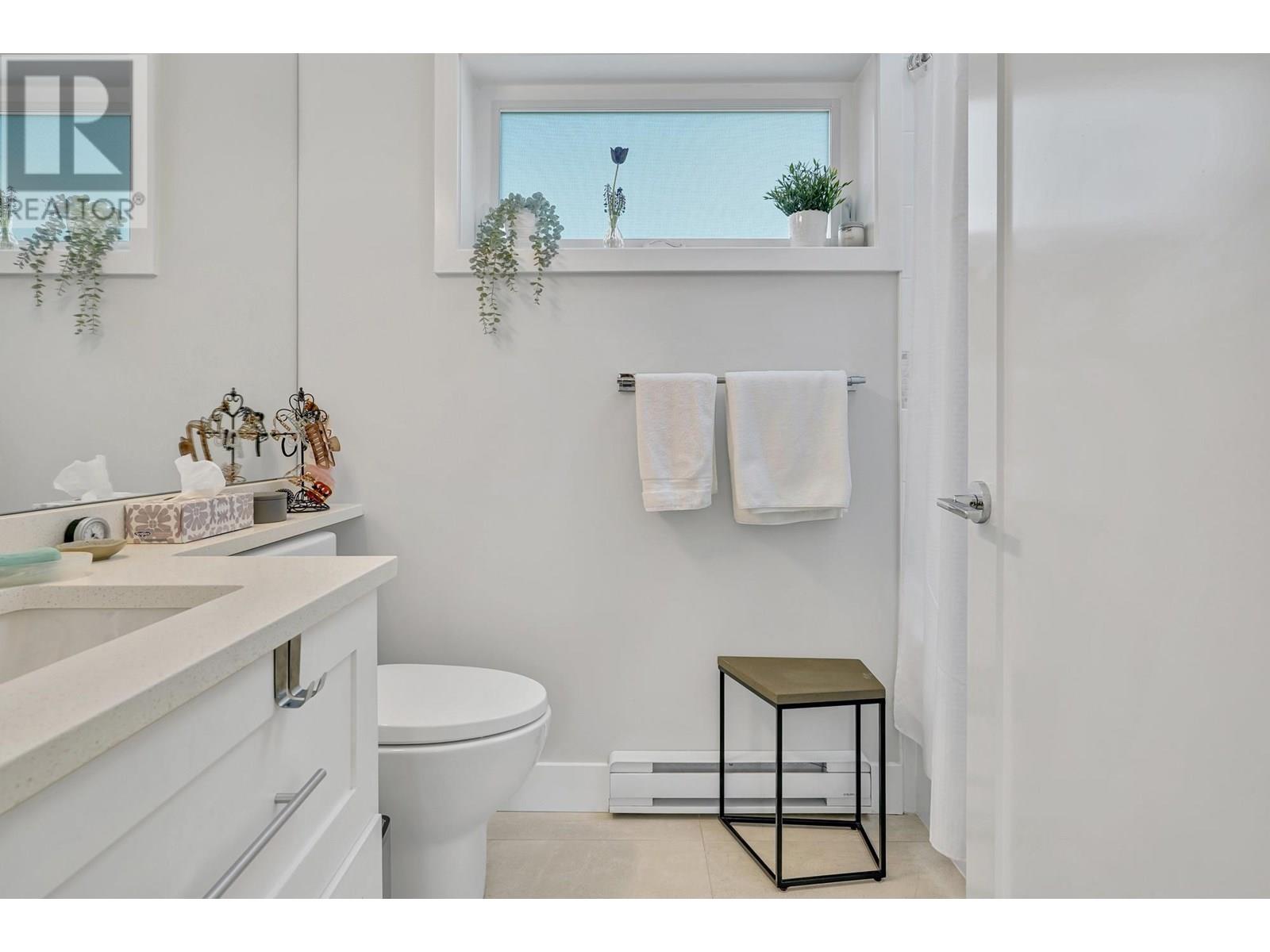 Photo 13 of 4218 W 10th Avenue, Vancouver BC