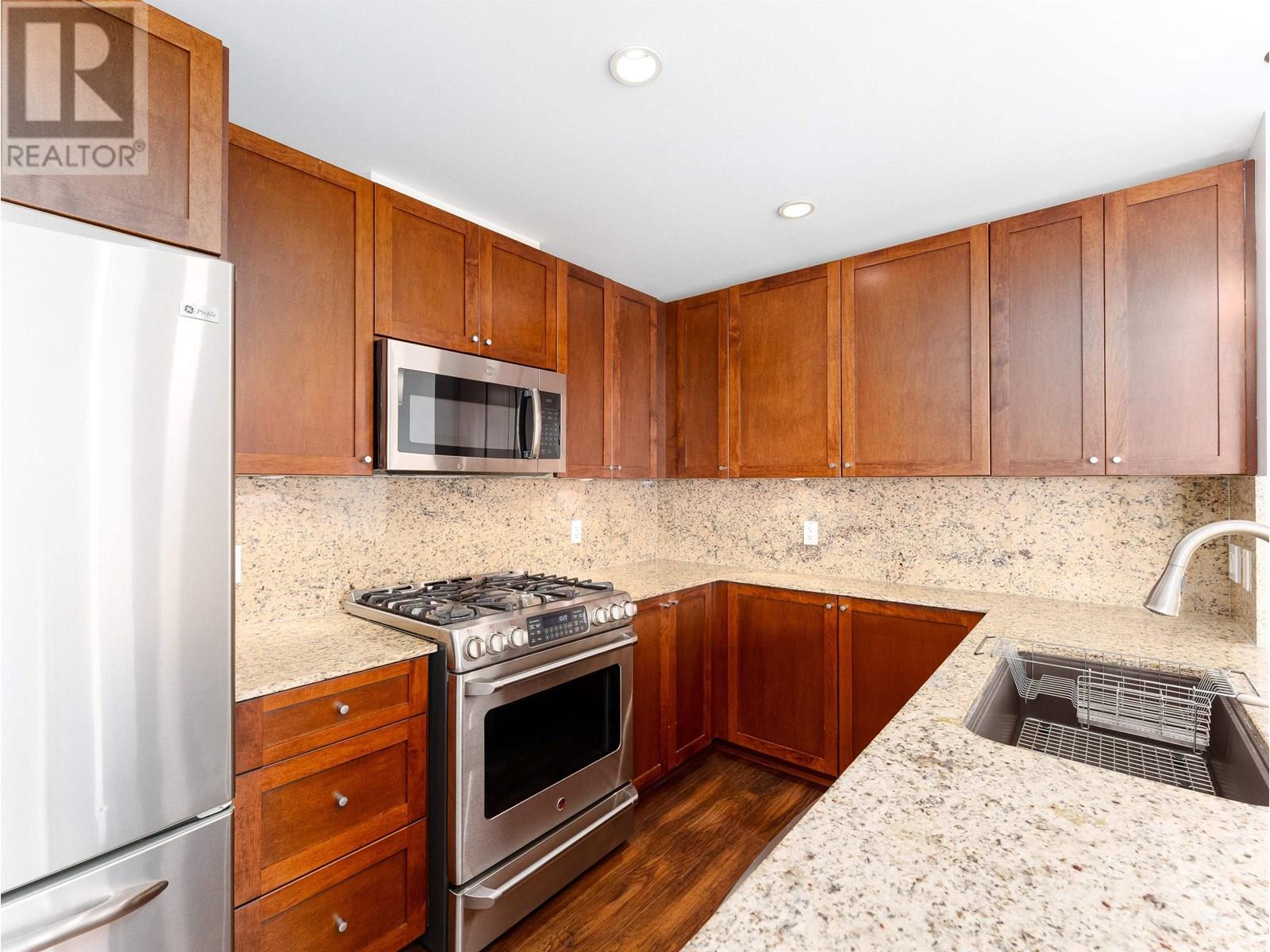 Photo 12 of 2604 280 Ross Drive, New Westminster BC
