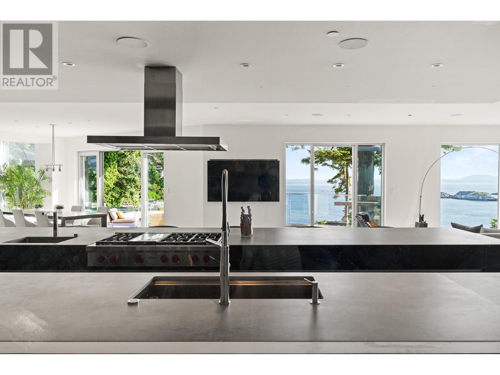 Photo 14 of 5225 Gulf Place, West Vancouver BC