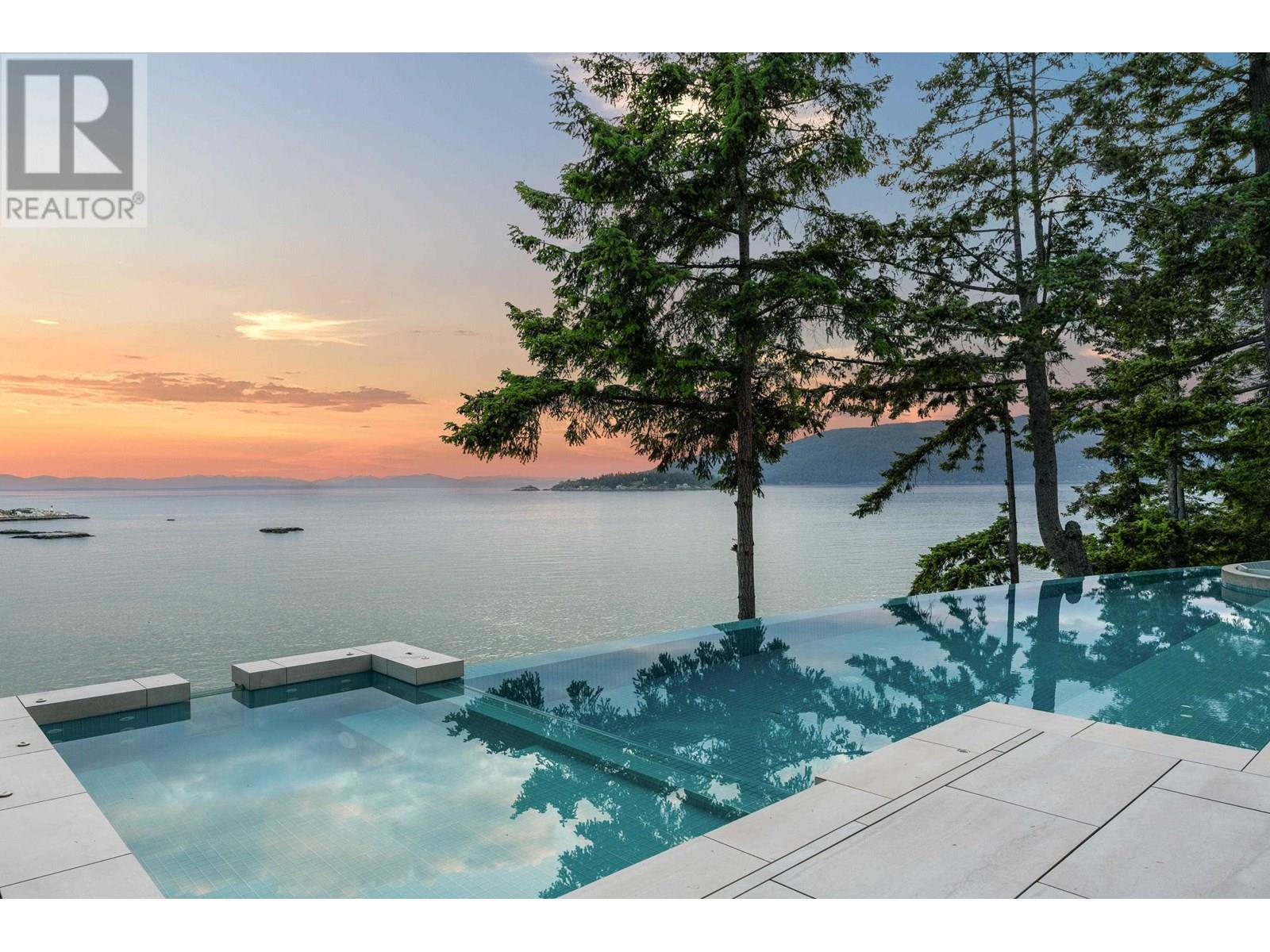 Photo 2 of 5225 Gulf Place, West Vancouver BC
