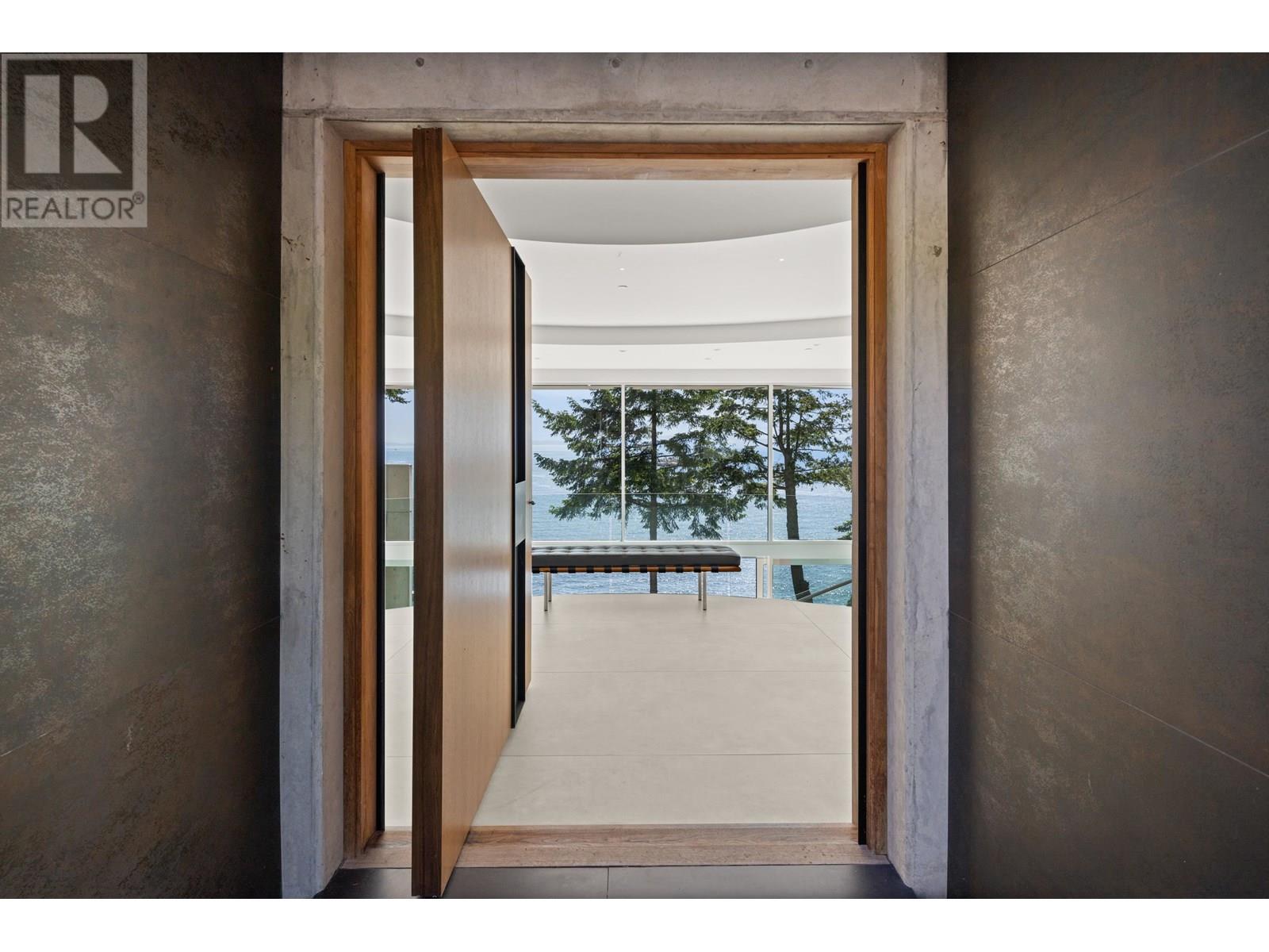Photo 4 of 5225 Gulf Place, West Vancouver BC