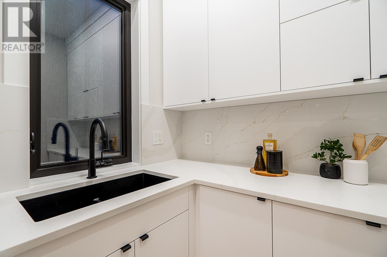 Photo 12 of 81 Grosvenor Avenue, Burnaby BC