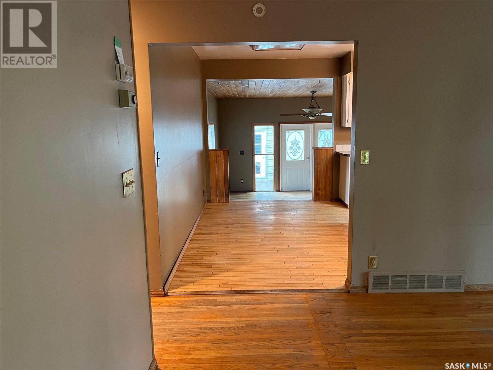 Photo 32 of 504 10th Street, Weyburn SK