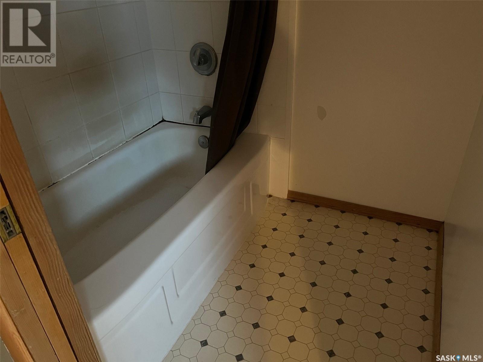 Photo 33 of 504 10th Street, Weyburn SK