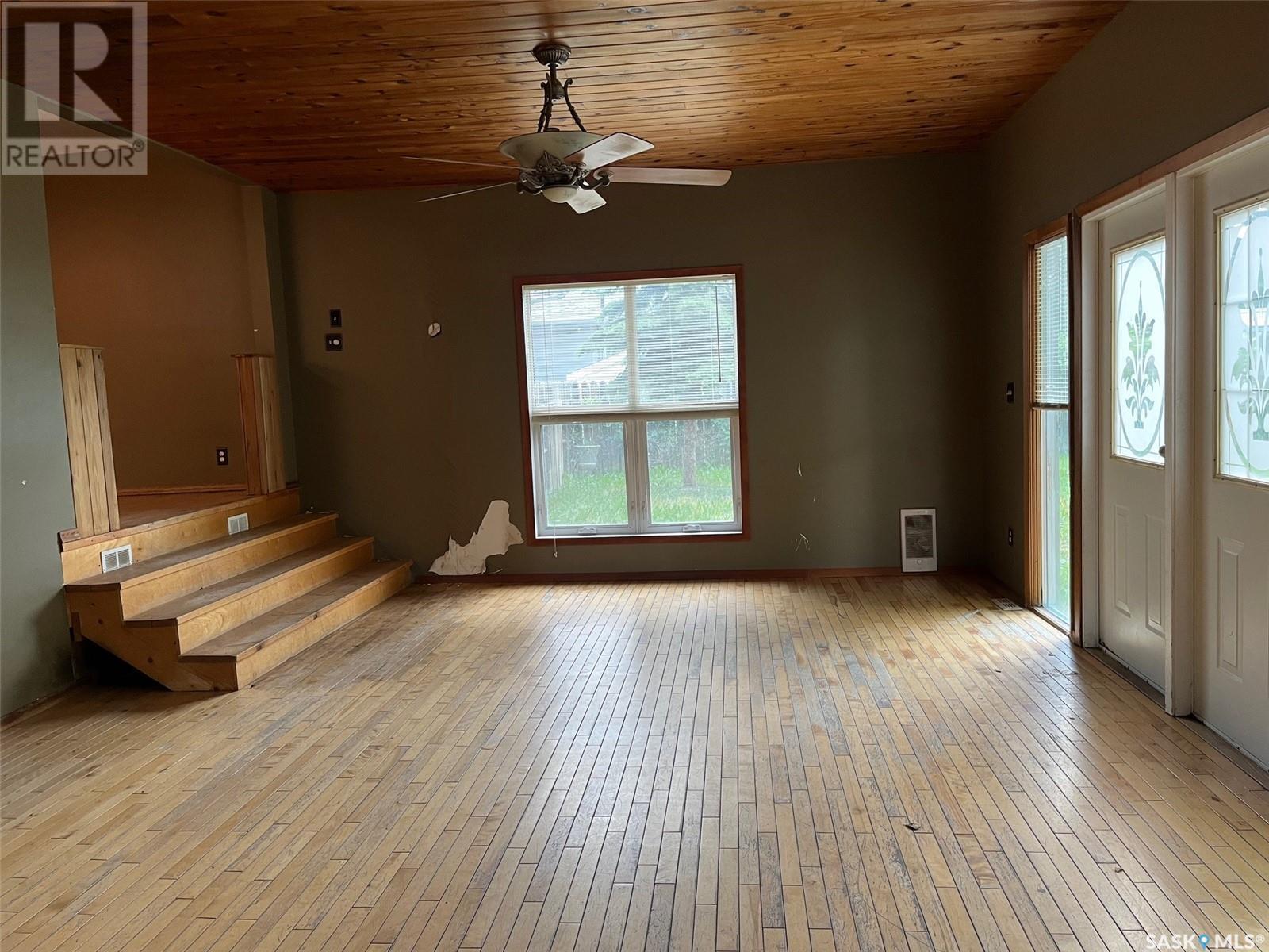 Photo 36 of 504 10th Street, Weyburn SK