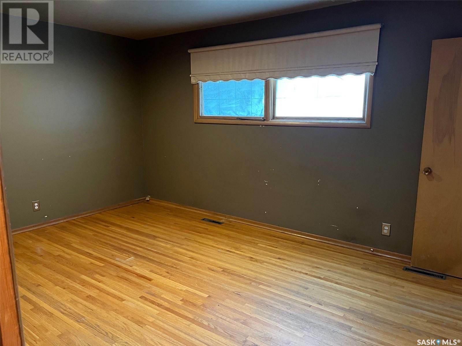 Photo 30 of 504 10th Street, Weyburn SK
