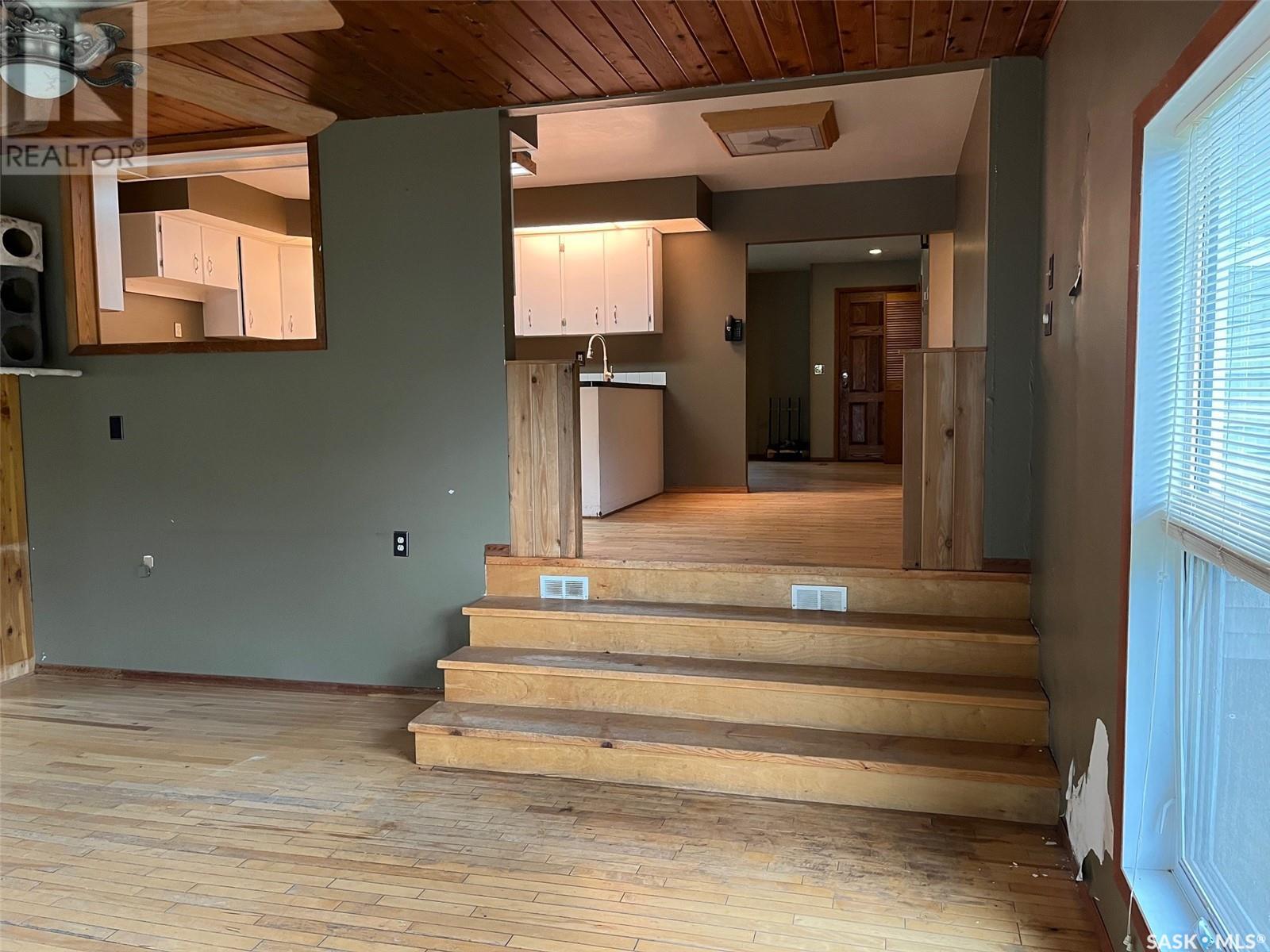 Photo 3 of 504 10th Street, Weyburn SK