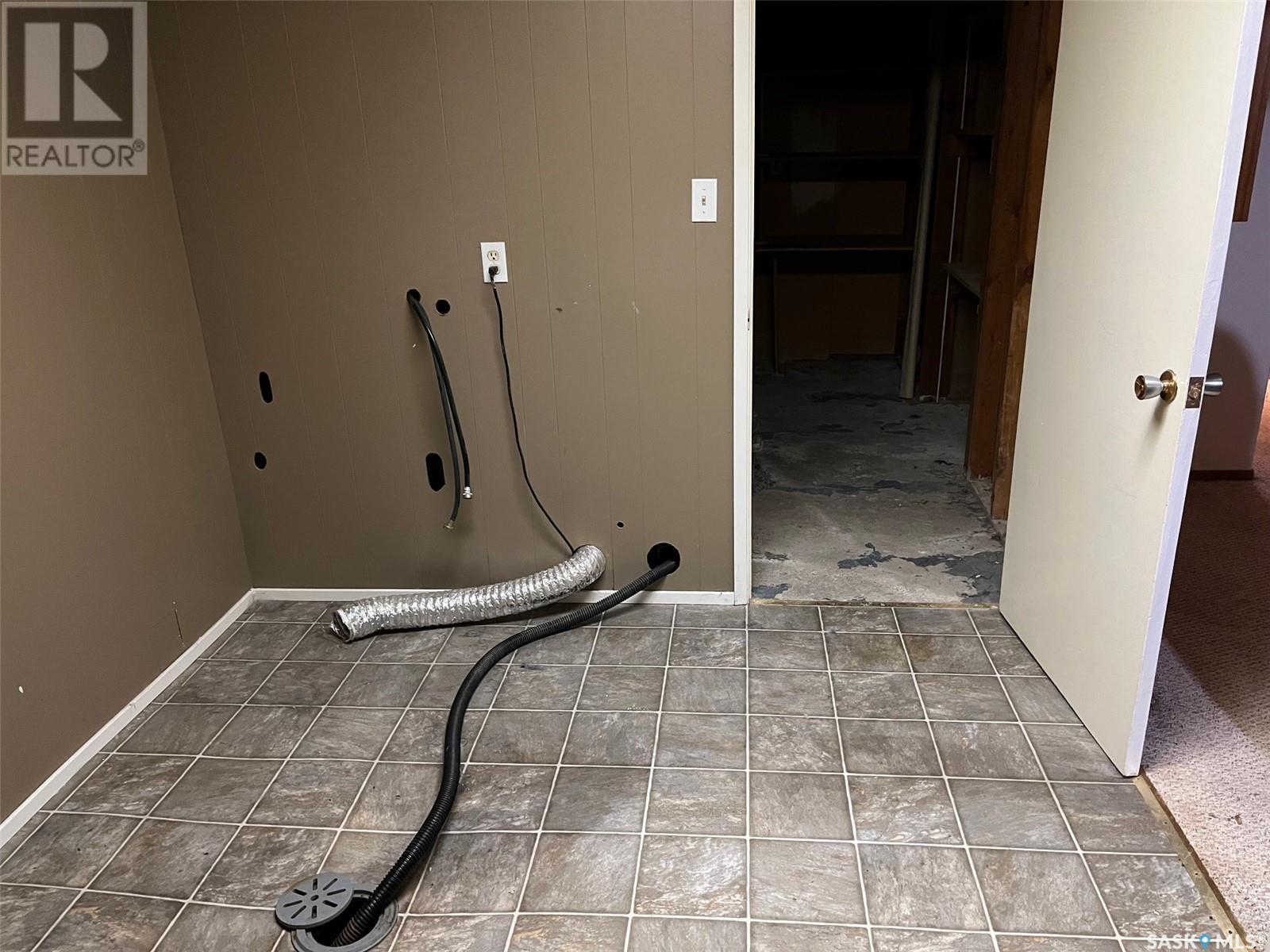 Photo 7 of 504 10th Street, Weyburn SK