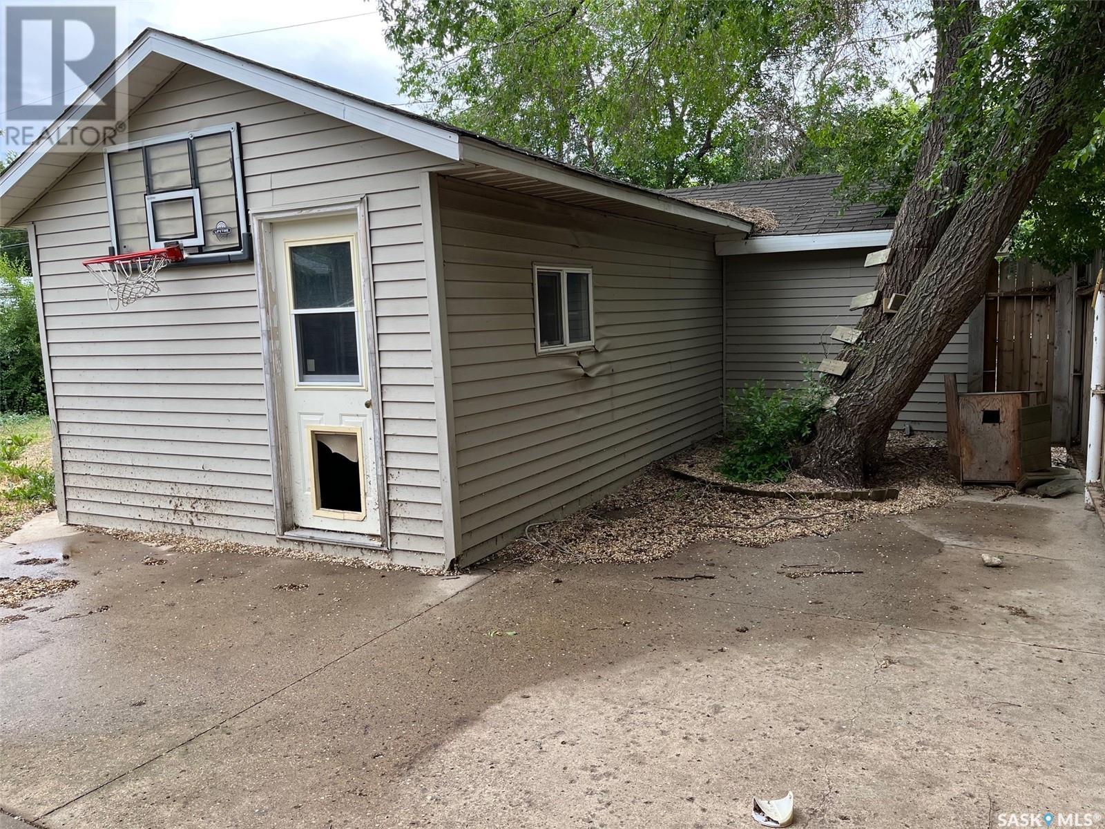 Photo 40 of 504 10th Street, Weyburn SK
