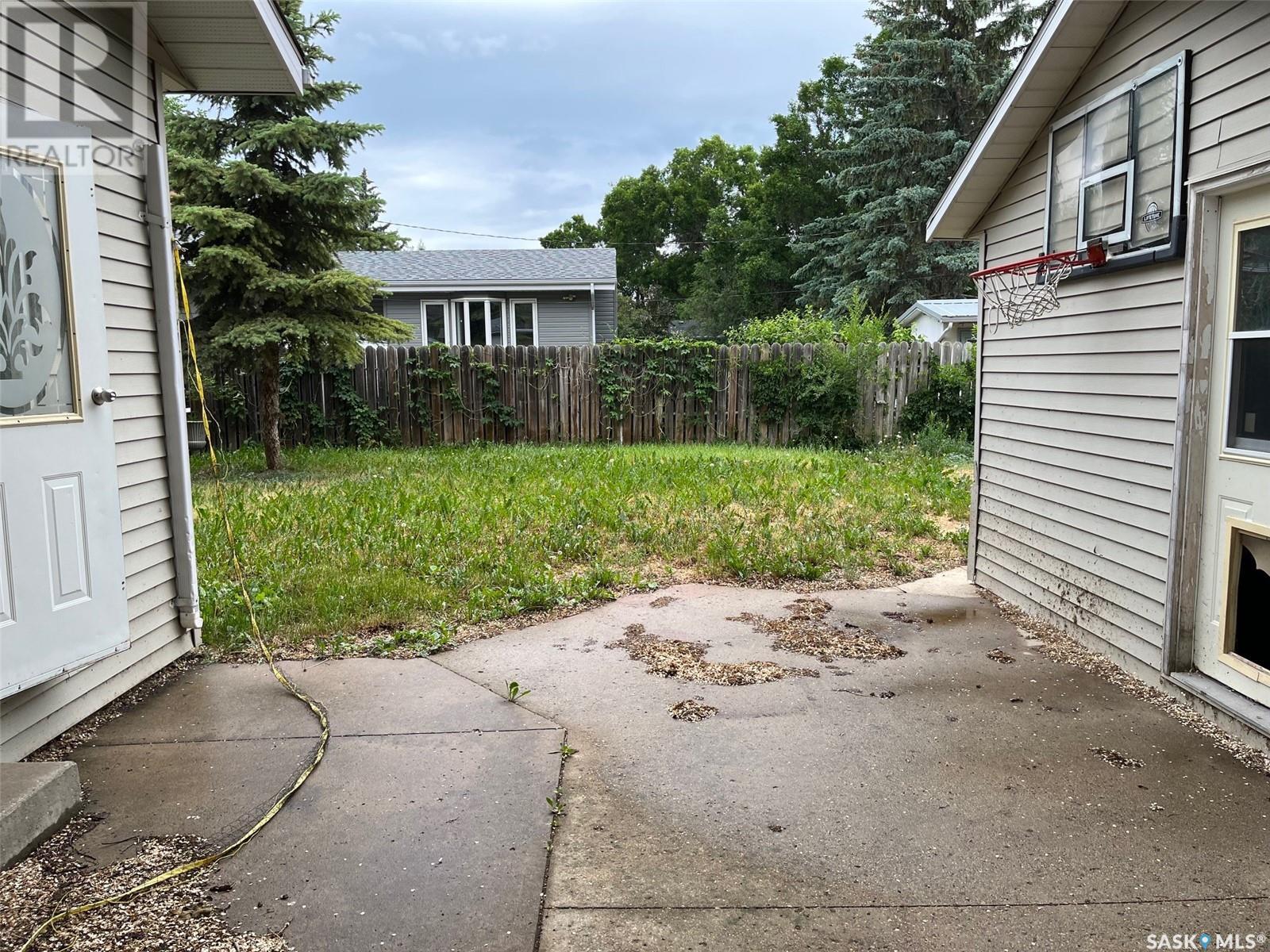 Photo 19 of 504 10th Street, Weyburn SK