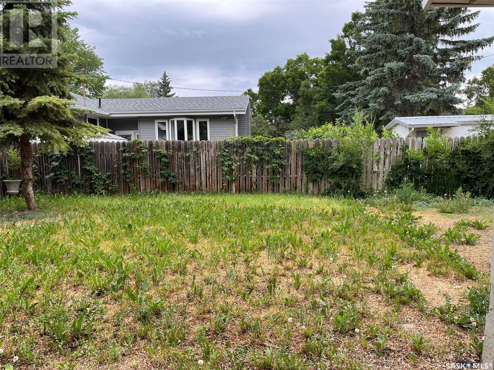 Photo 37 of 504 10th Street, Weyburn SK