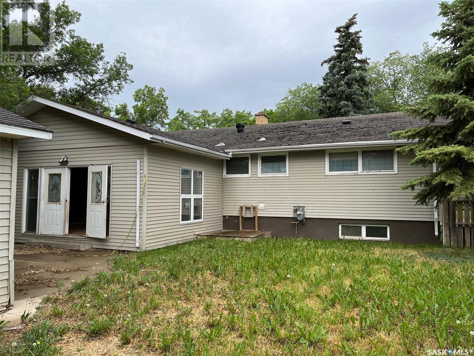 Photo 42 of 504 10th Street, Weyburn SK