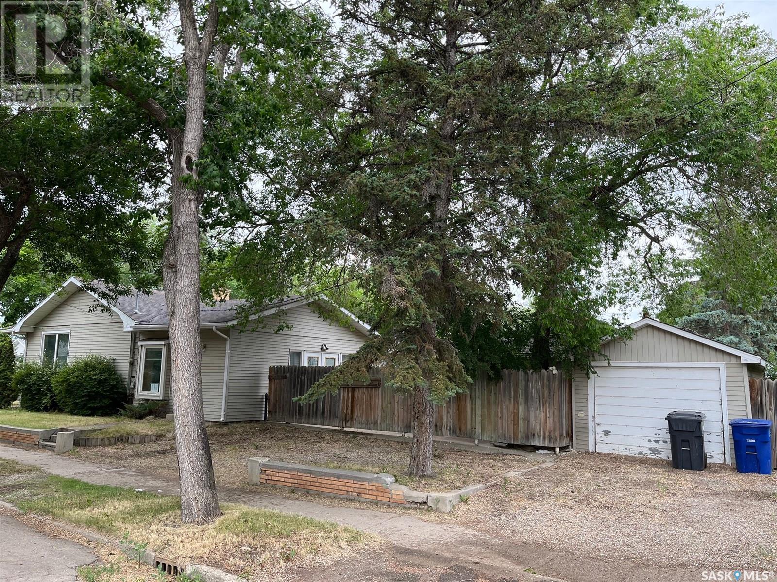 Photo 43 of 504 10th Street, Weyburn SK