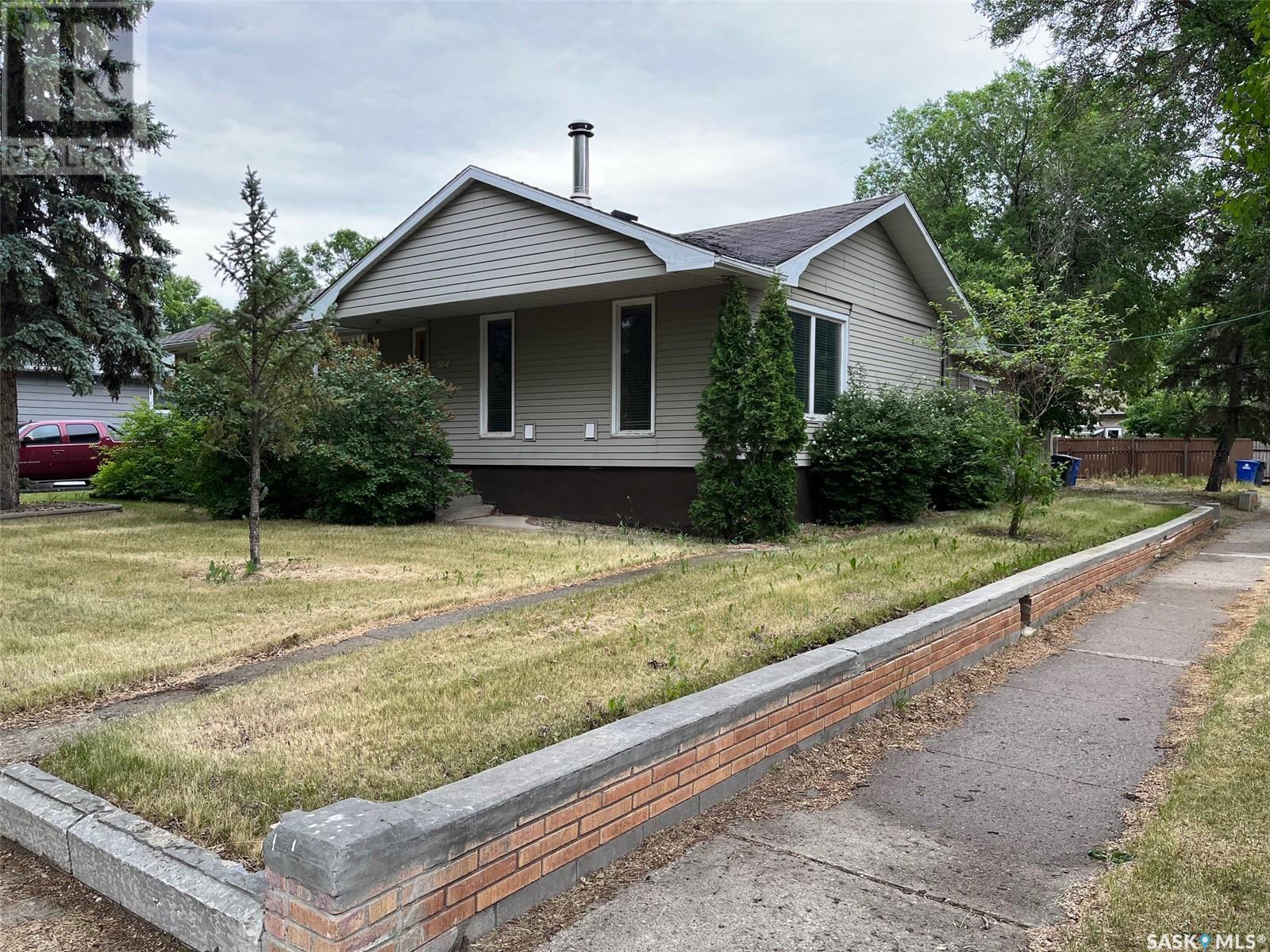 Photo 12 of 504 10th Street, Weyburn SK