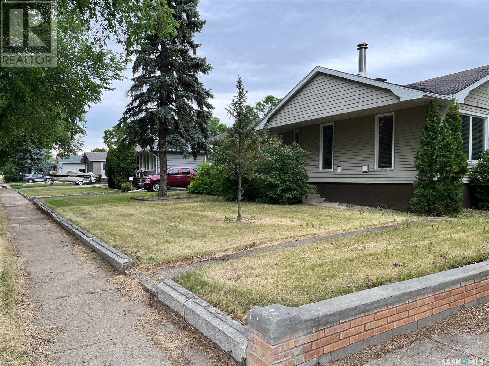 Photo 29 of 504 10th Street, Weyburn SK
