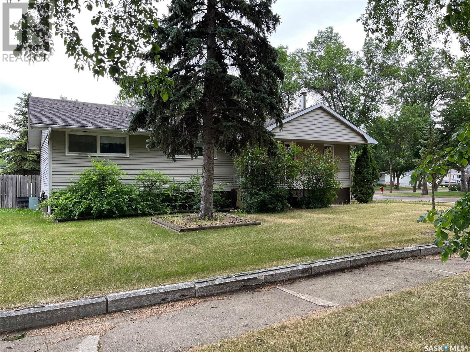 Photo 46 of 504 10th Street, Weyburn SK