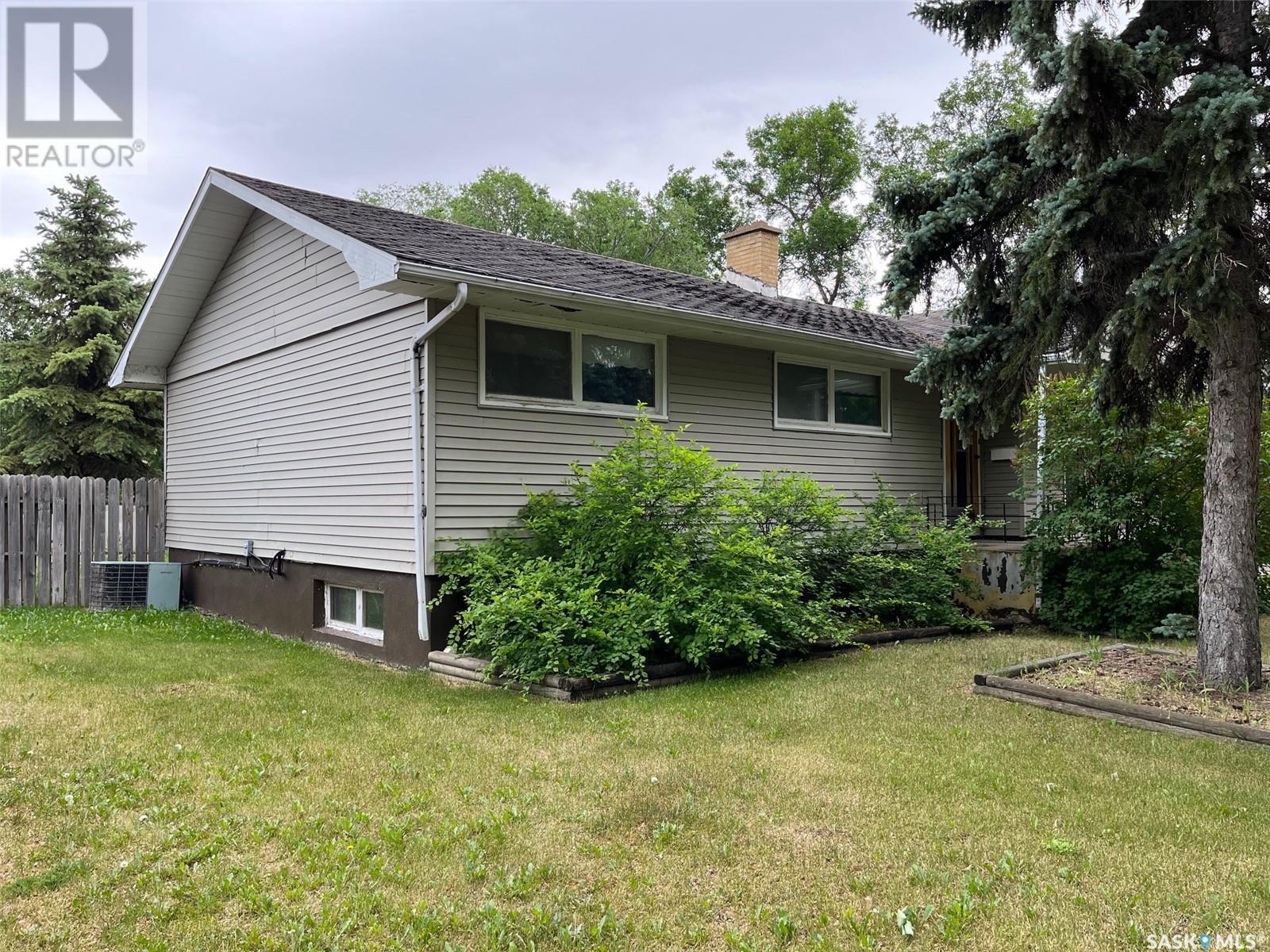 Photo 11 of 504 10th Street, Weyburn SK