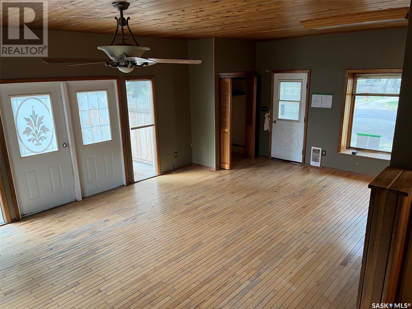 Photo 35 of 504 10th Street, Weyburn SK