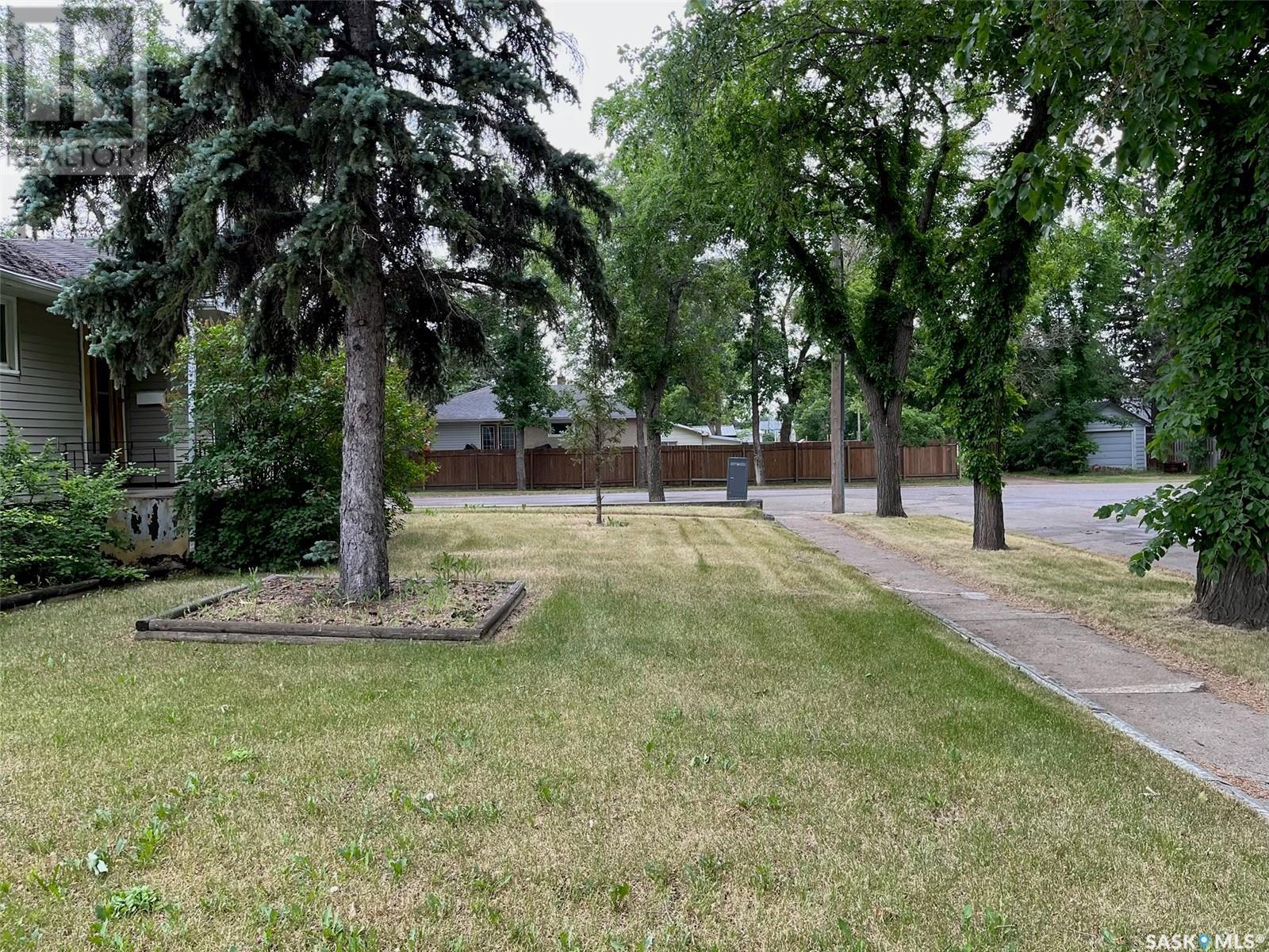 Photo 34 of 504 10th Street, Weyburn SK