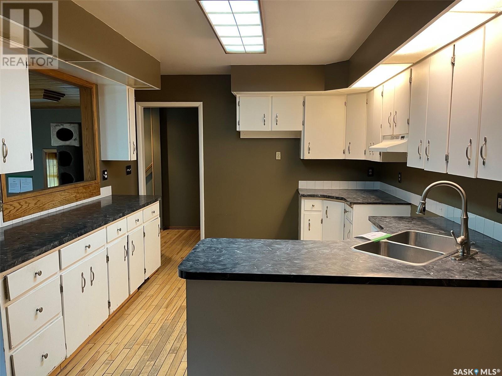 Photo 4 of 504 10th Street, Weyburn SK