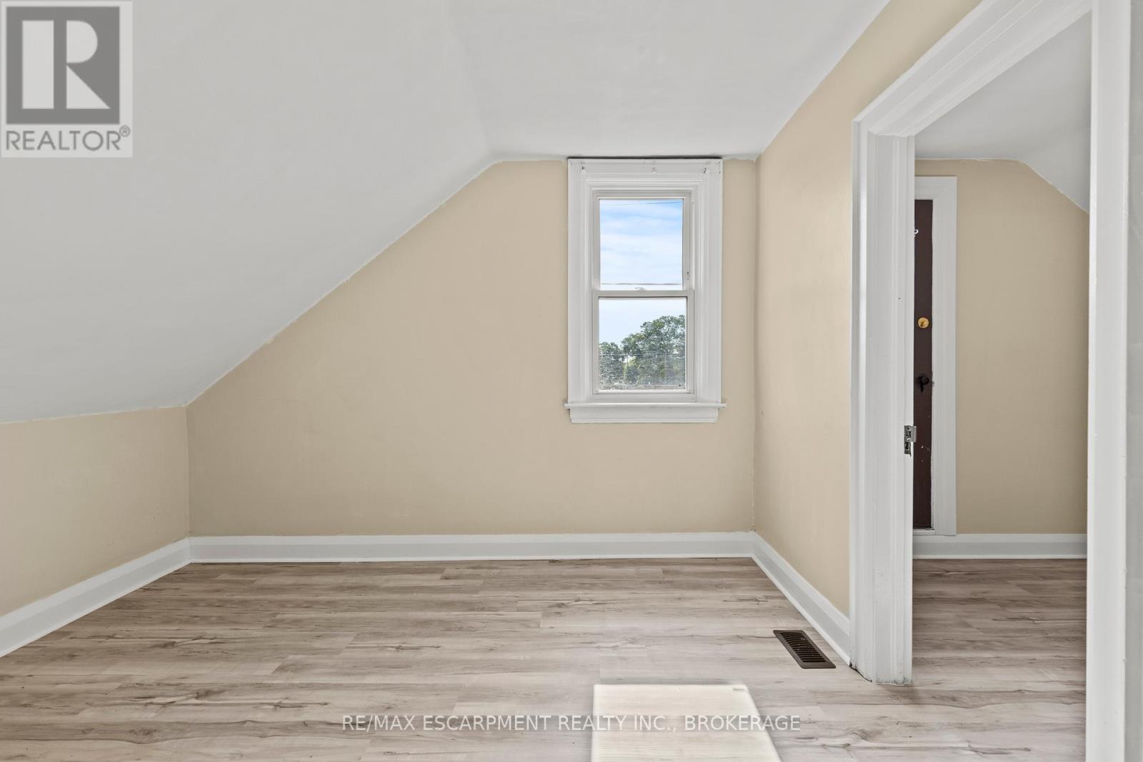 Photo 19 of 1 West Street N, Thorold ON