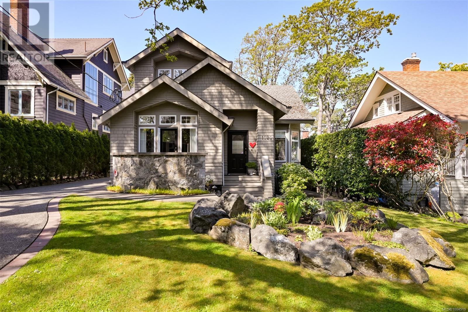 1020 Verrinder Ave, Victoria, British Columbia