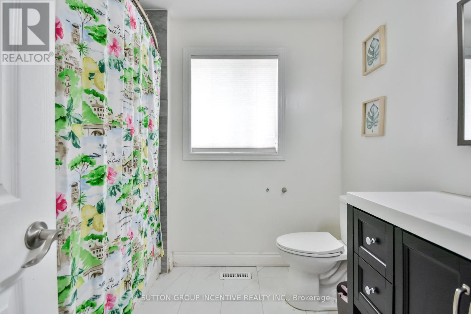 Photo 8 of 52 Elmbrook Drive, Barrie ON
