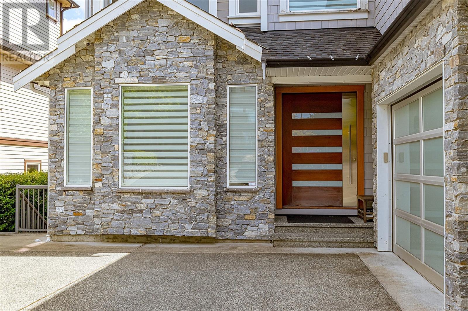 Photo 4 of 2267 Nicklaus Dr, Langford BC
