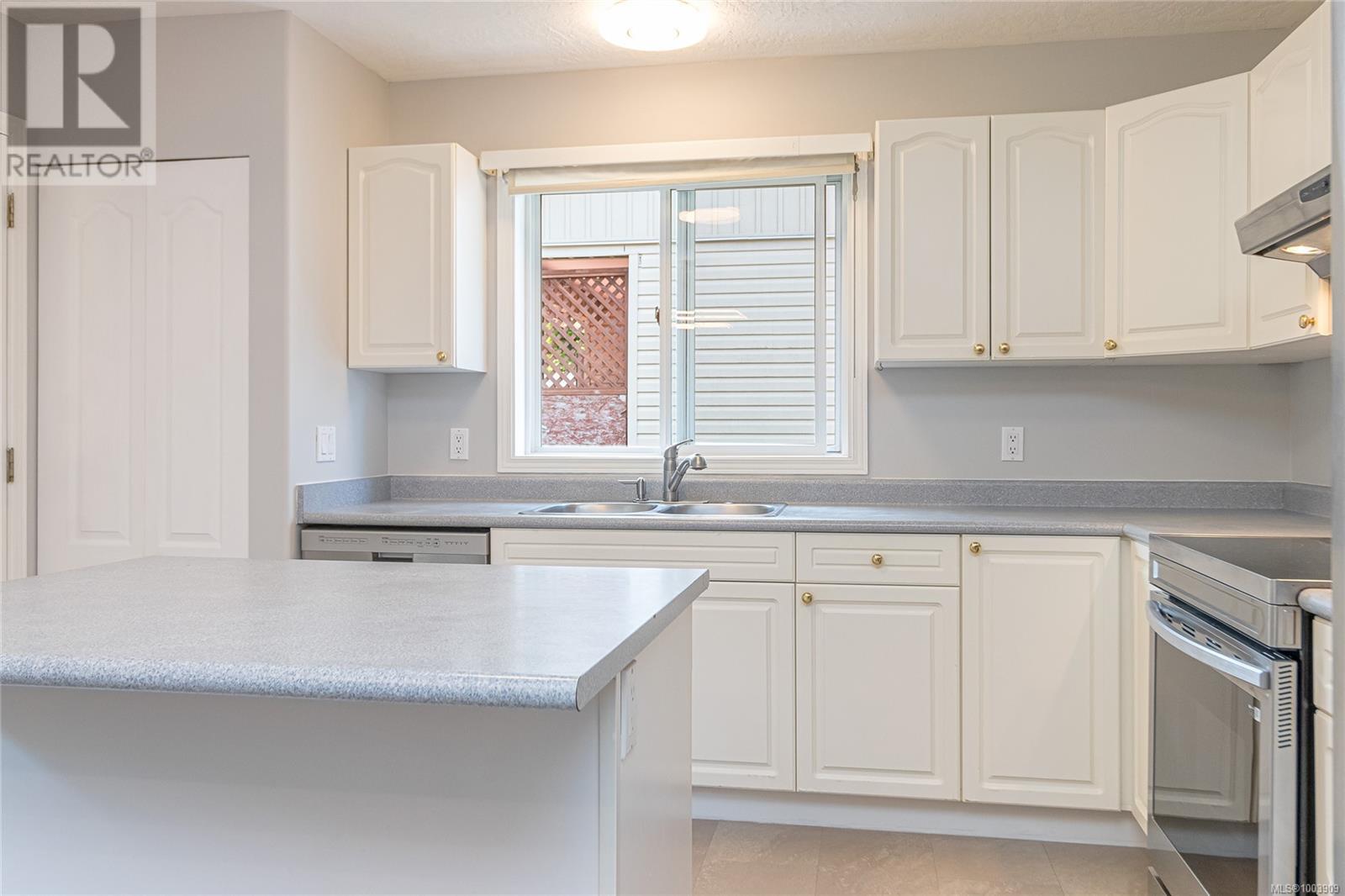 Photo 4 of 4731 Hammond Bay Rd, Nanaimo BC