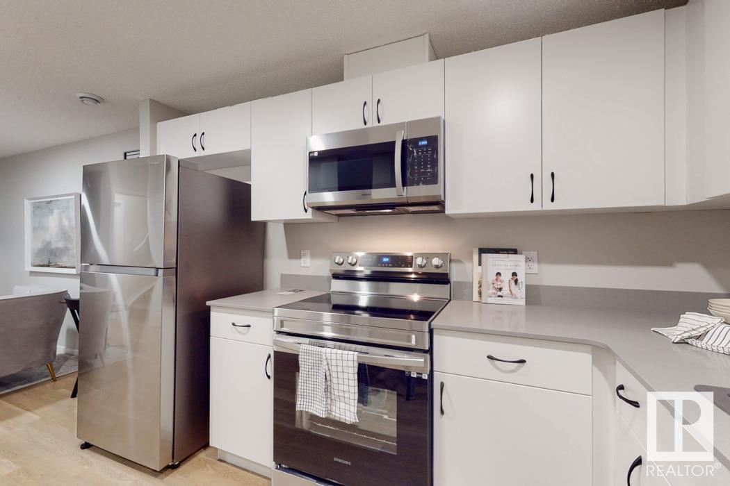 Photo 9 of 20704 42 Av Nw, Edmonton AB