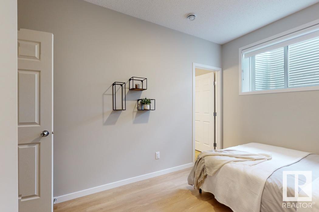 Photo 4 of 20704 42 Av Nw, Edmonton AB