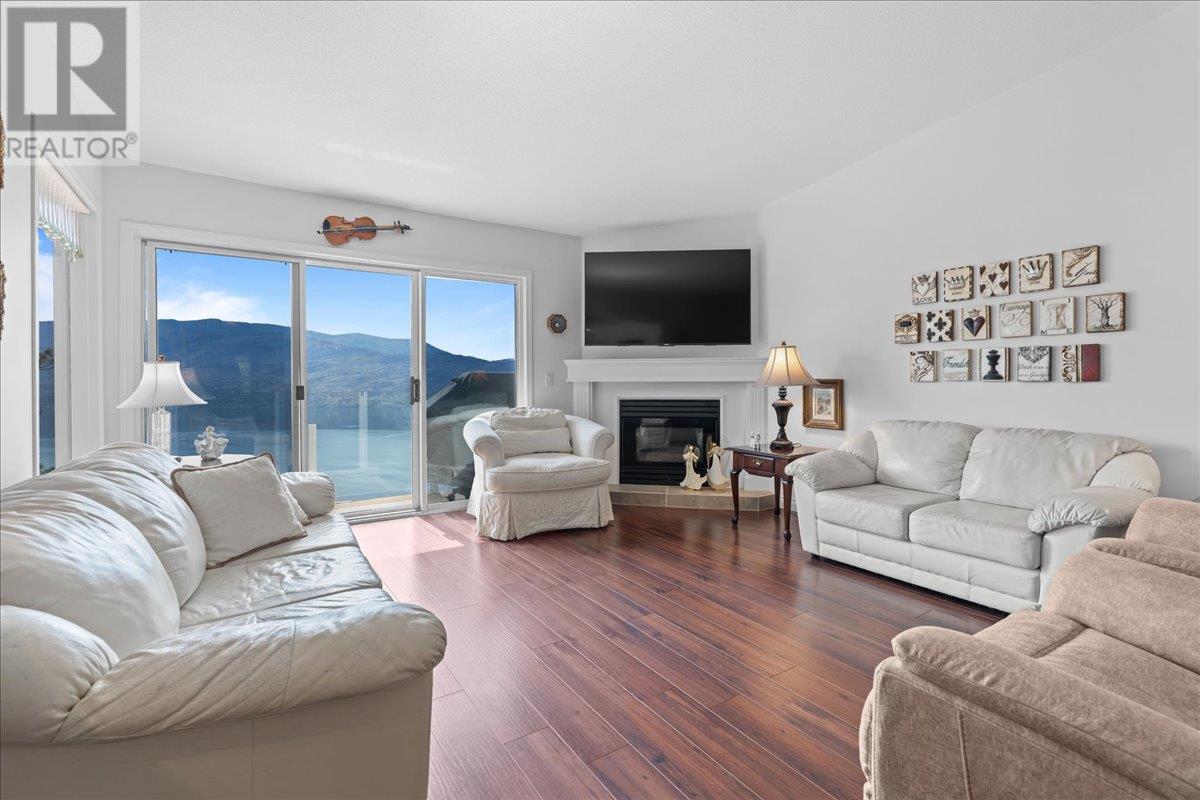 201 4470 Ponderosa Drive, Peachland