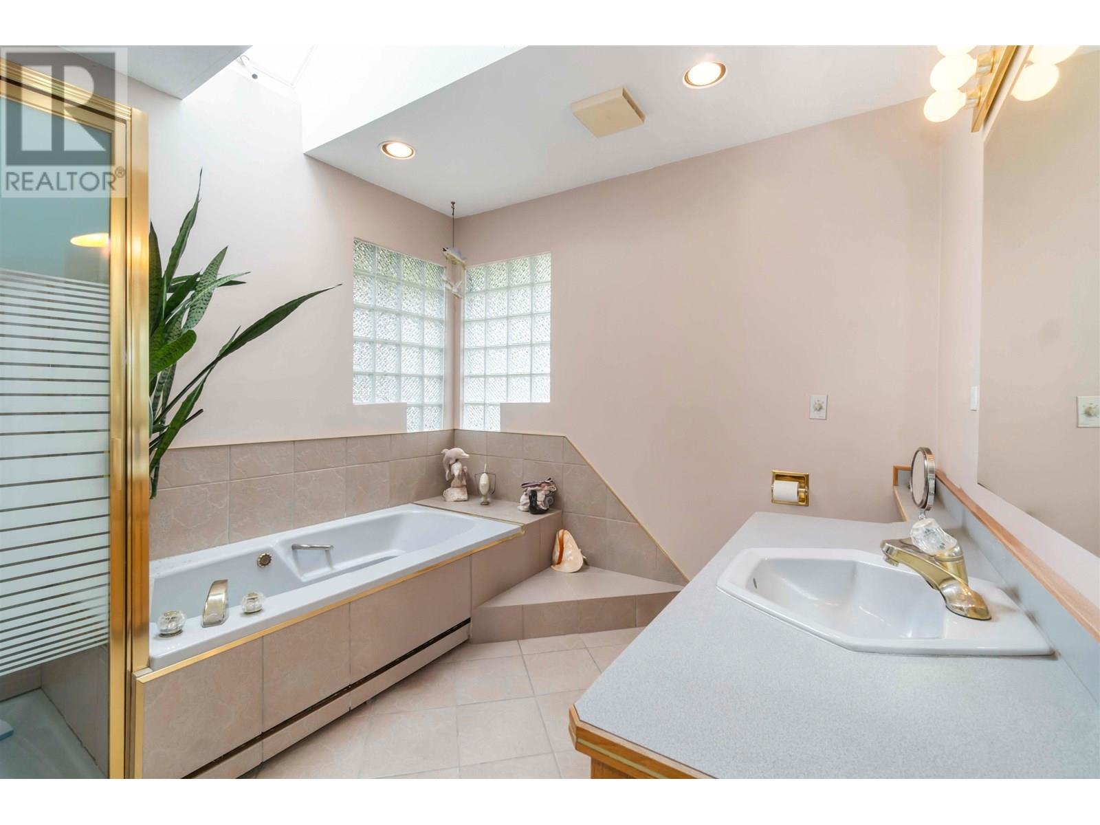 1372 OXFORD STREET, Coquitlam