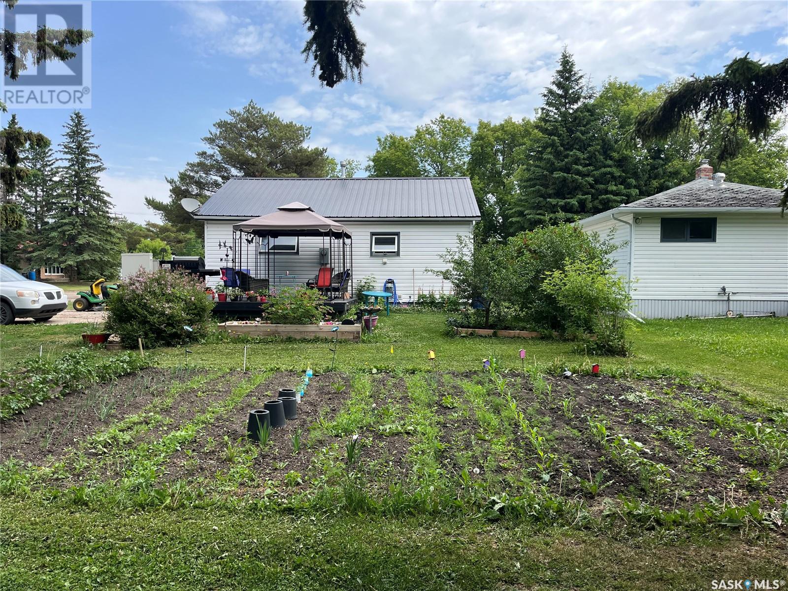 Photo 3 of 237 2nd Street Nw, Wadena SK