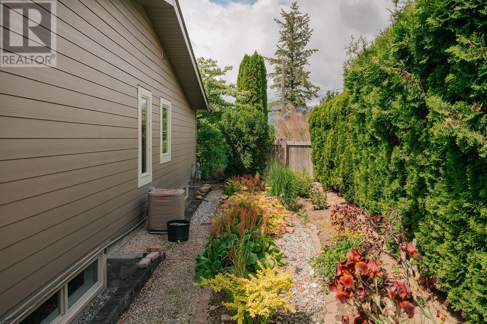 Photo 4 of 2150 28 Street Ne, Salmon Arm BC