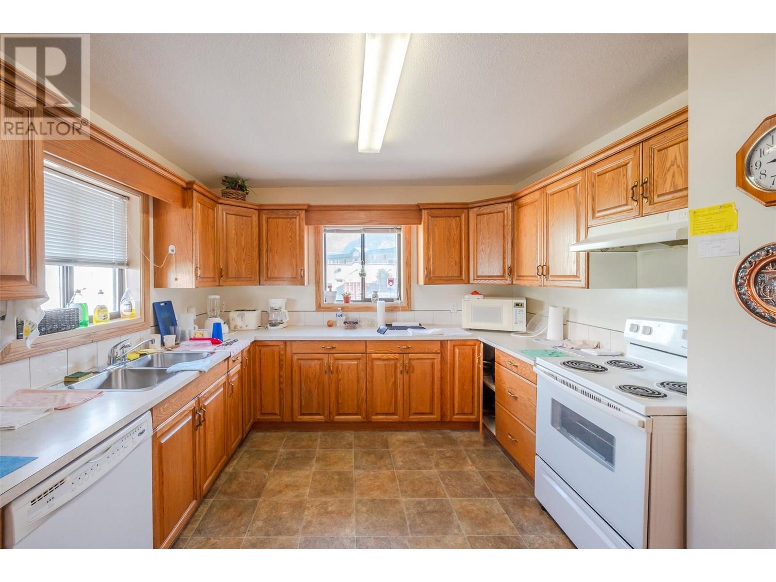  6006 Maple Drive, Osoyoos