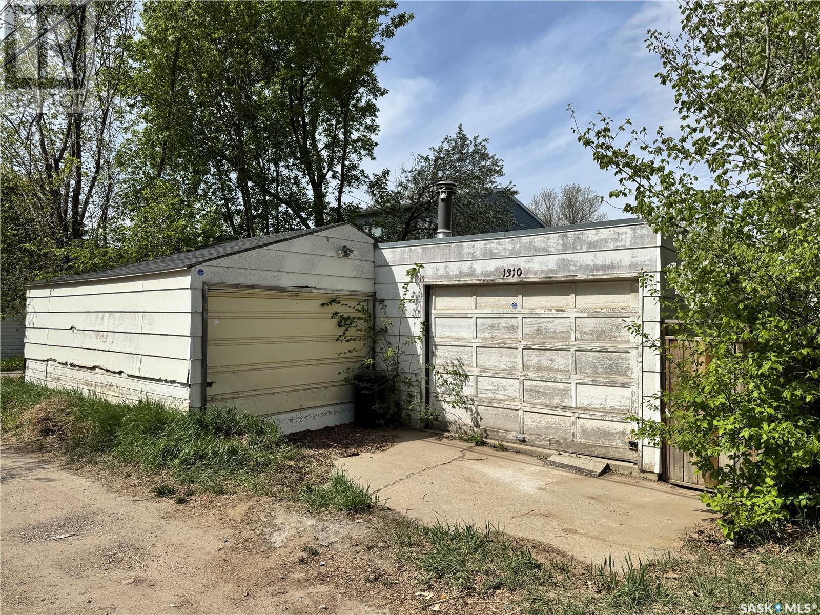 Single Family House Raised bungalow for Sale in  H AVENUE N Saskatoon 