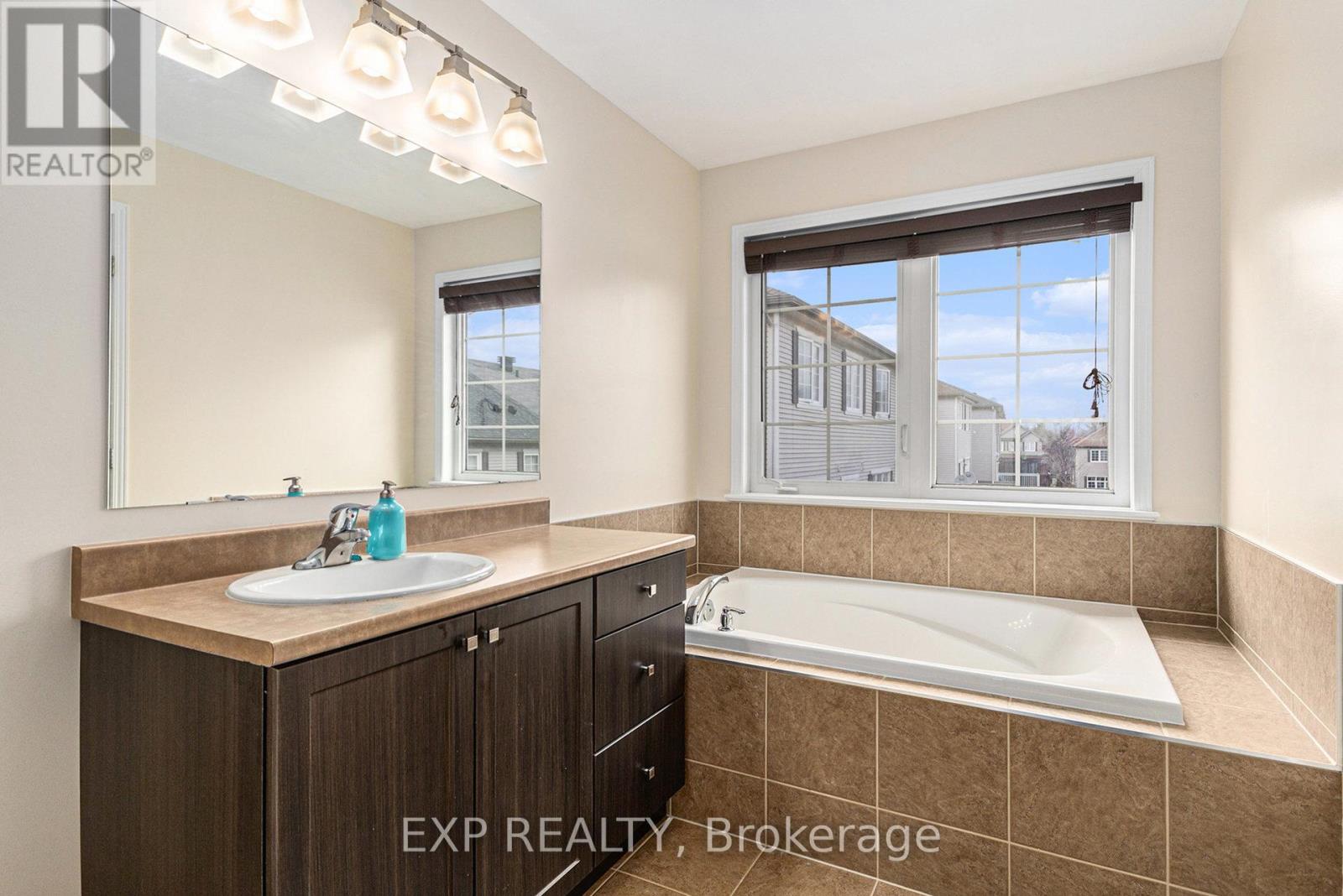 Photo 1 of 407 Heathrow Private, Ottawa ON