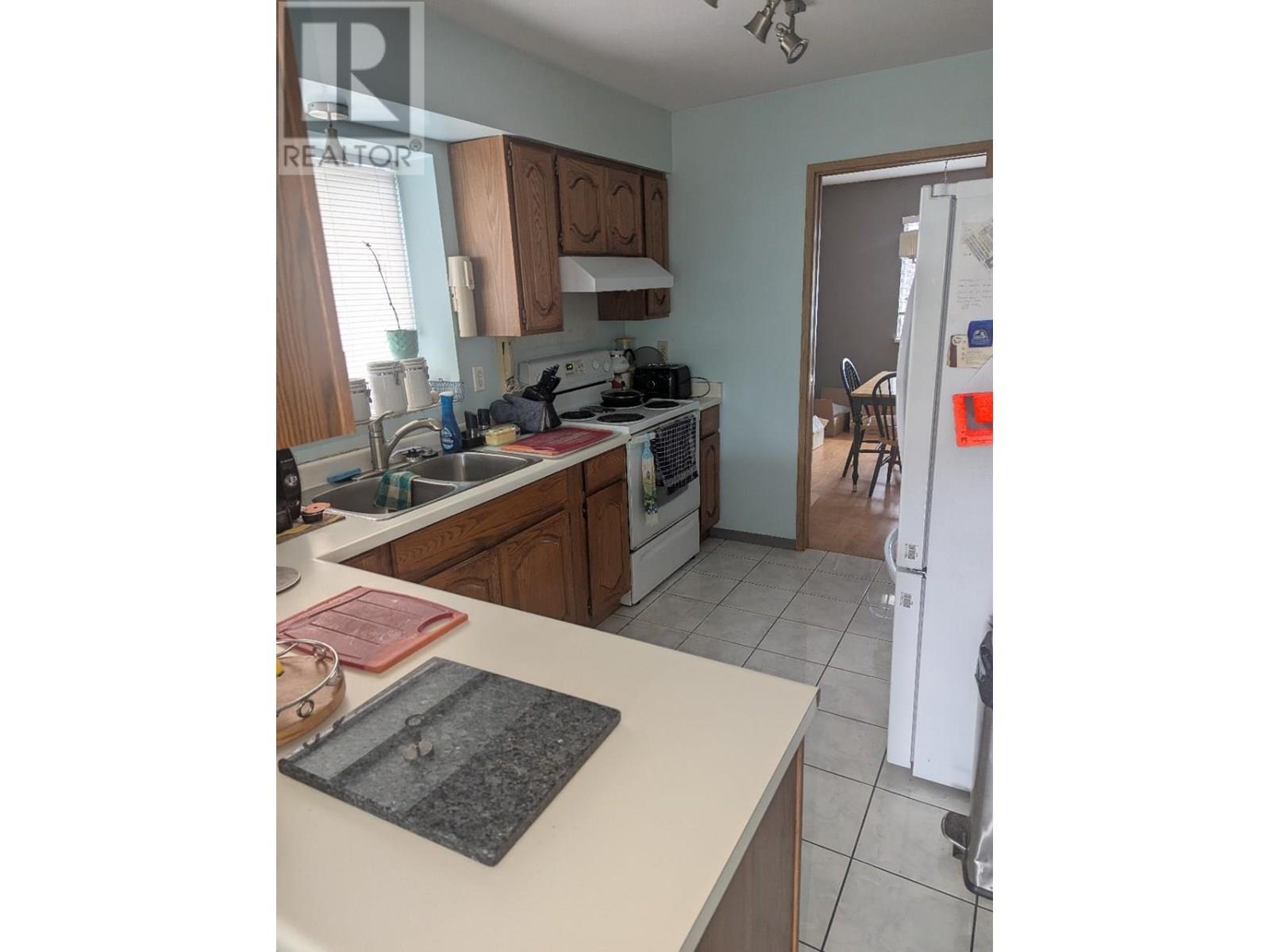 Photo 4 of 22964 Reid Avenue, Maple Ridge BC