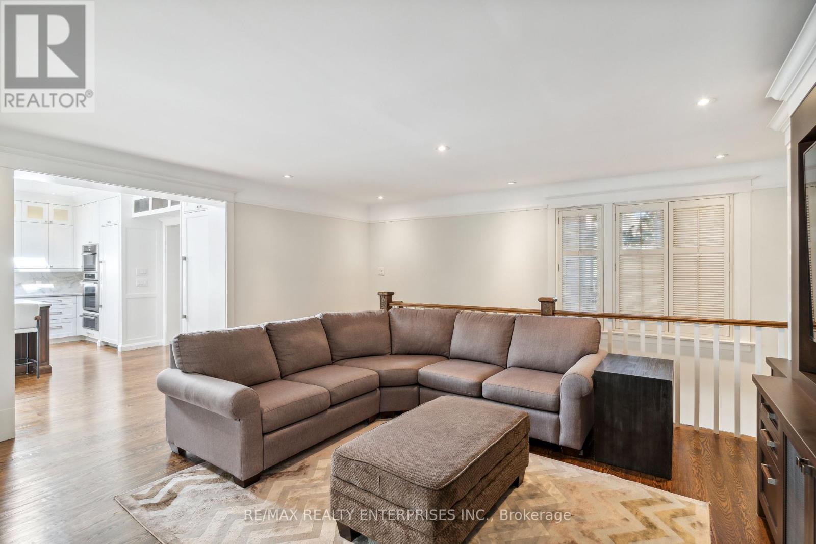 Photo 2 of 70 Oriole Road, Toronto ON