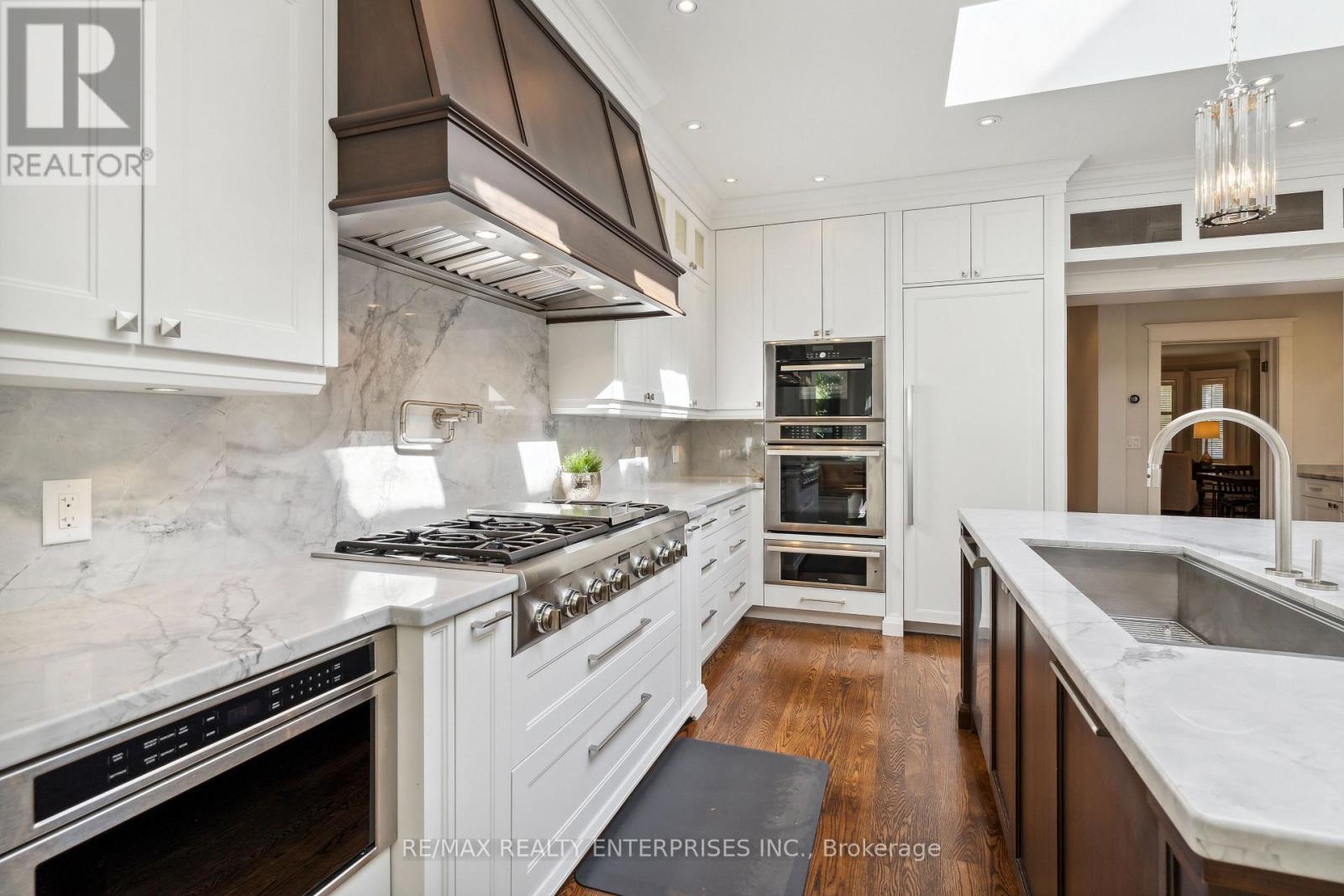 Photo 7 of 70 Oriole Road, Toronto ON