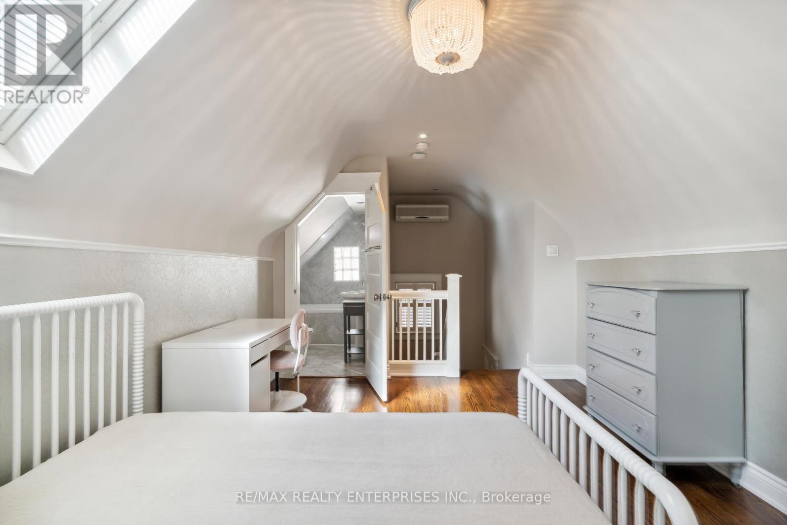 Photo 14 of 70 Oriole Road, Toronto ON